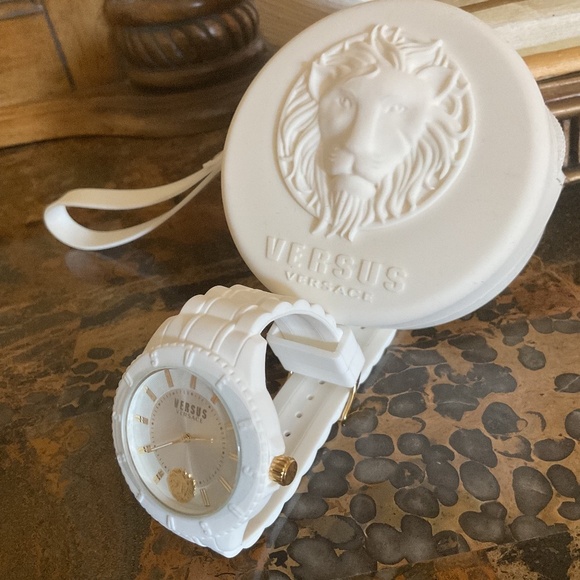 NWOT VERSACE VERSUS UNISEX WATCH WITH ORIGINAL VESACE CASE display picture 2